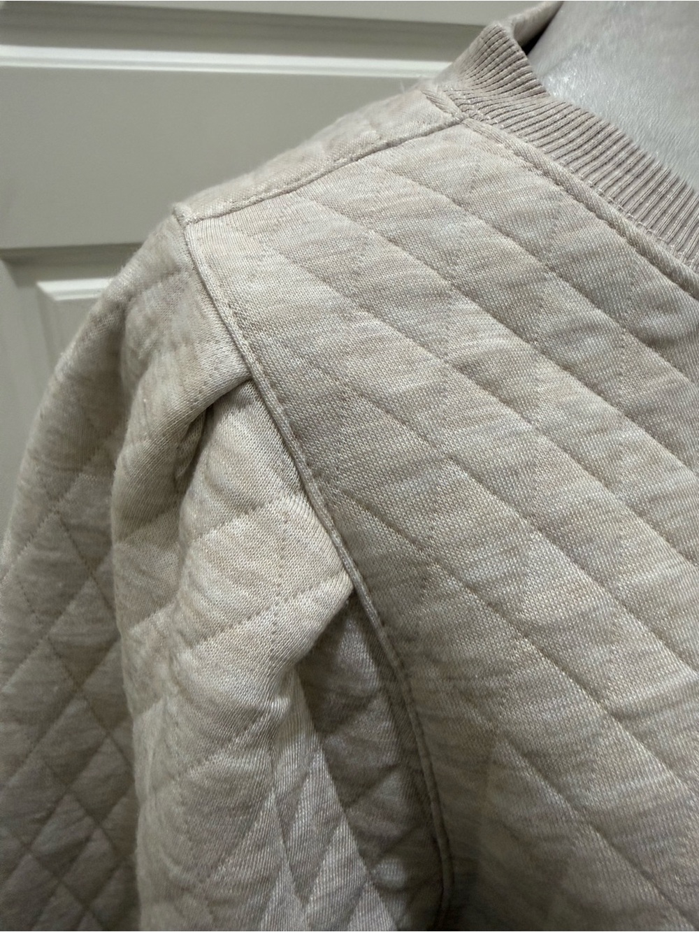 Marine Layer. Corbet Quilted Puff Sleeve Crewneck. Heather Oatmeal. Size medium. - Picture 4 of 13